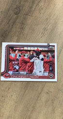 Cincinnati Reds 2025 Topps 99 team card image front